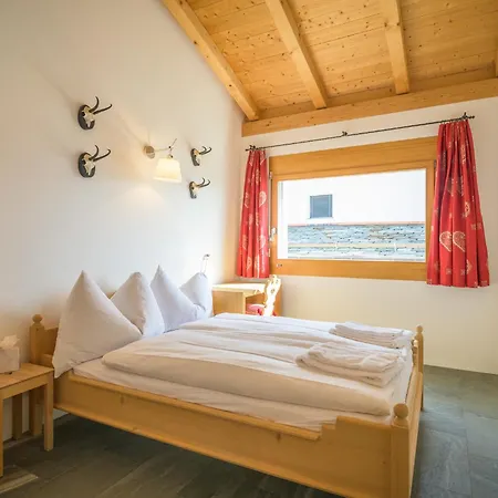아파트 Edelweiss Ferienwohnung, Fluras Alpine Penthouse