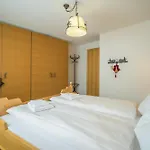 Апартаменты Edelweiss Ferienwohnung, Fluras Alpine Penthouse *