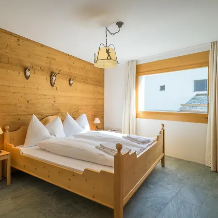 Edelweiss Ferienwohnung, Fluras Alpine Penthouse Apartment *